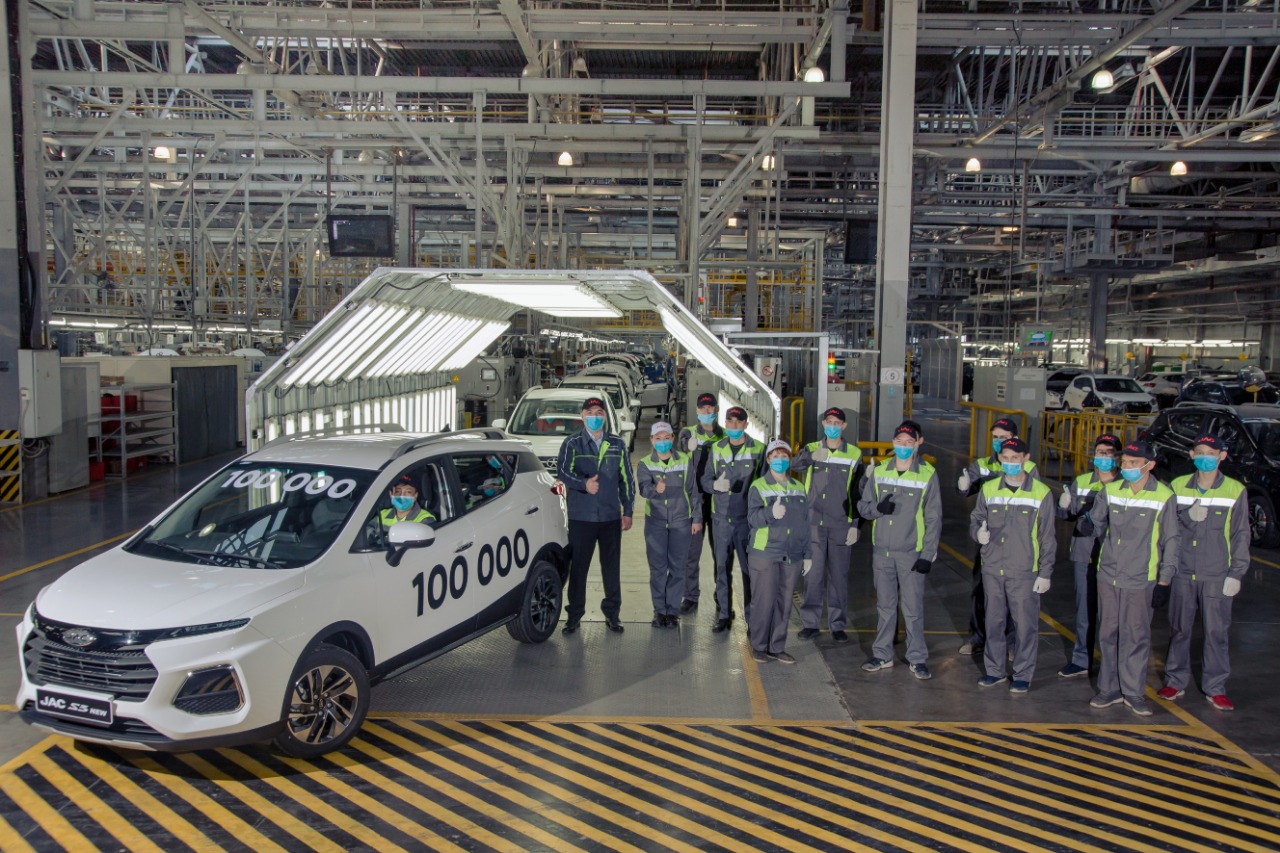 Сегодня с конвейера Костанайского завода сошел 100-тысячный автомобиль. Выпуск юбилейного авто пришелся на JAC S3